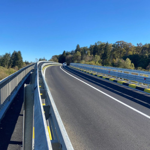 Lucrările de reabilitare a pasajului de peste calea ferată de la Vladeni au fost finalizate