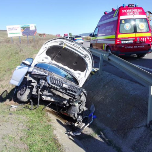 Accident rutier la Jucu: un bărbat a fost salvat dintr-un autoturism răsturnat