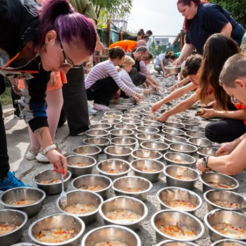 Trupa Om la luna se alătură Adăpostului Speranța la evenimentul "Tocănița pentru toți Bobița"