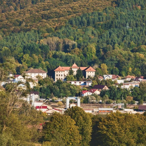 Gara Regală din Curtea de Argeș, lăsată în paragină din cauza birocrației