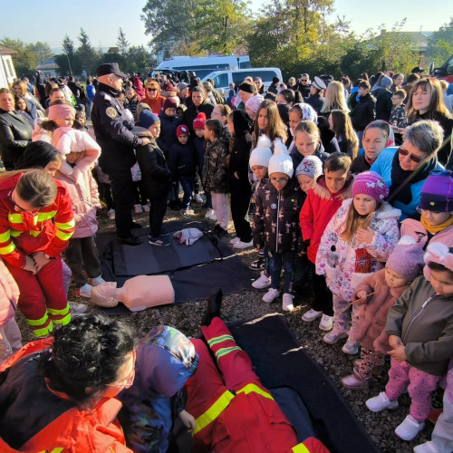 Pompierii botoșăneni au învățat elevii din Cristești despre siguranță
