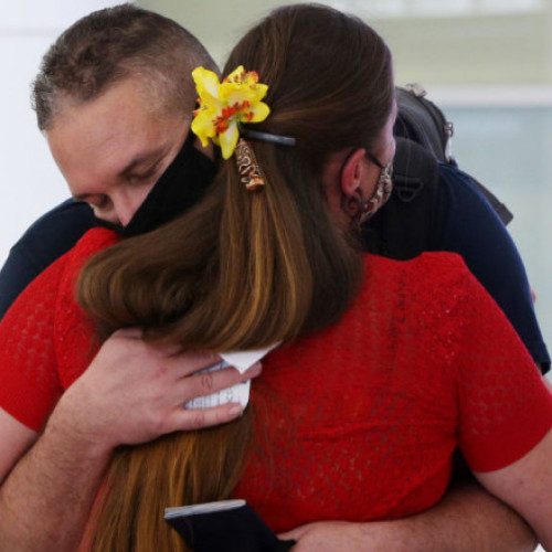 Aeroportul Dunedin din Noua Zeelandă impune o limită de timp pentru îmbrățișări