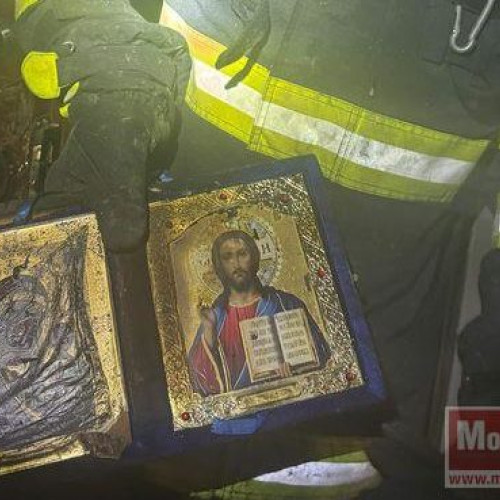 Icoana intactă descoperită într-o casă distrusă de incendiu în Botoșani