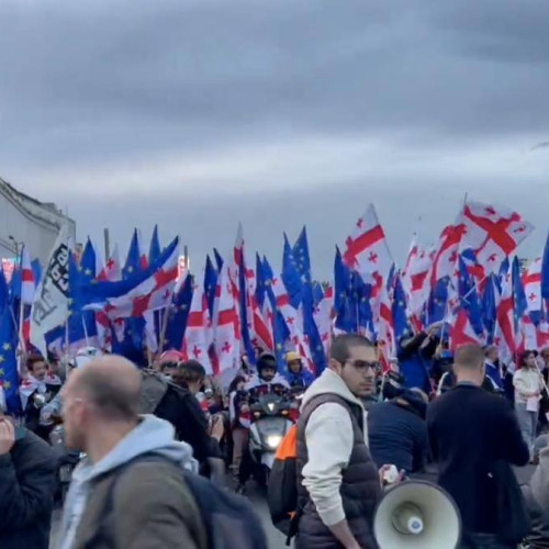 Mii de demonstranți pro-europeni se mobilizează la Tbilisi înainte de alegerile parlamentare