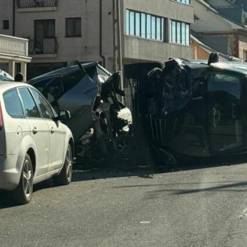 Accident rutier în Suceava: o soferiță a intrat cu maşina în autoturisme parcate