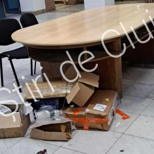 Haos la oficiul poștal din Cluj-Napoca: cutii abandonate invadează spațiul public