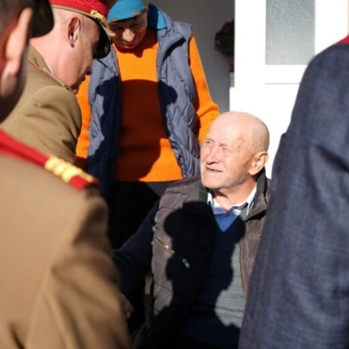 Militare din Garnizoana Focșani vizitează un veteran de război cu ocazia Zilei Armatei Române