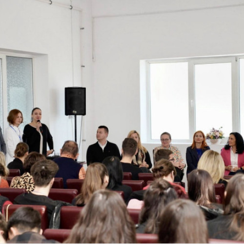 Proiectul "Pasi spre viitor" reunește tinerii și profesorii la Beiuș