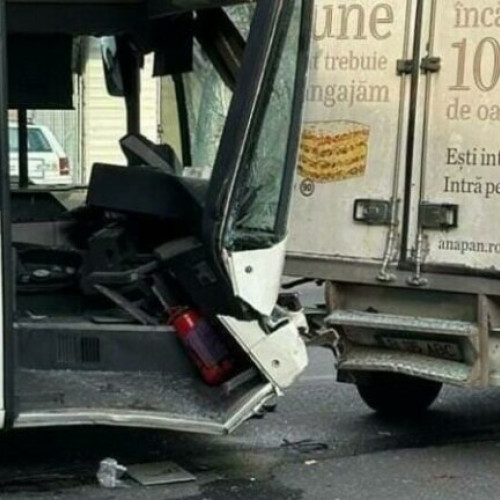 Accident grav cu autobuz plin de călători în Reșița