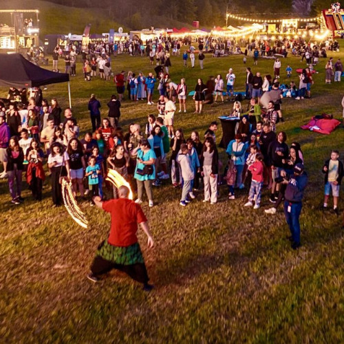 Petrecere în comuna Bradu, lângă Pitești, pentru sărbătoarea "Focul lui Sumedru"