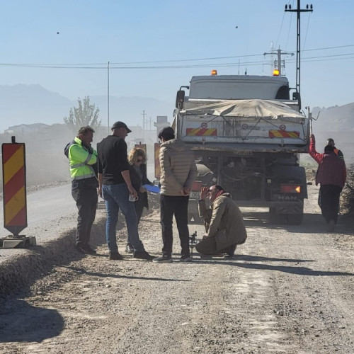 Vicepreședintele CJ Brașov, Szenner Zoltan, inspectează lucrările de modernizare a drumului dintre Sânpetru și Hărman