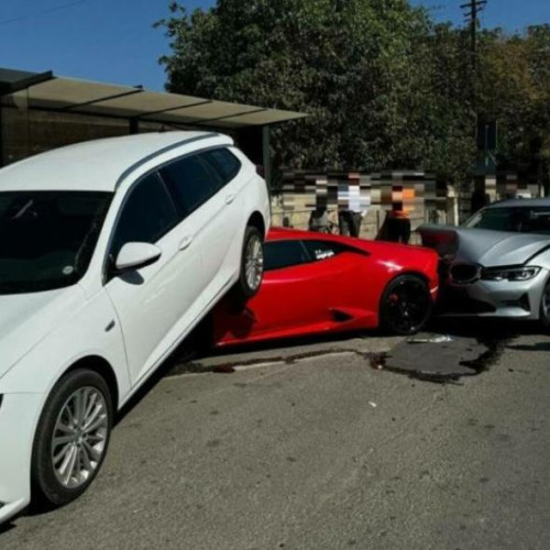 Ancheta privind un accident între un BMW și un Lamborghini, suspectat de a fi o înscenare