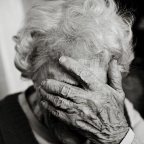 Femeie de 84 de ani amenințată cu moartea de nepoata sa