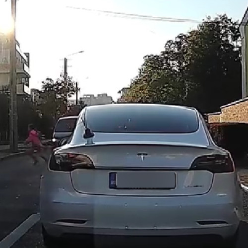 O fetită a scăpat ca prin minune de un accident rutier