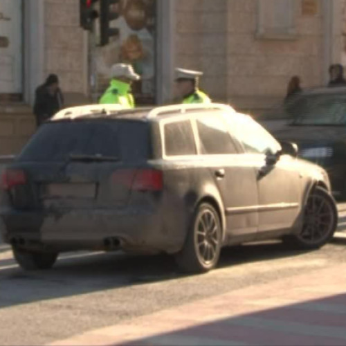 Applauze pentru doi polițiști locali din Cluj care au ajutat un șofer în dificultate