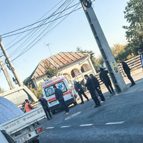 Accident rutier în comuna Mărăcineni: pietonă rănită de un autocamion