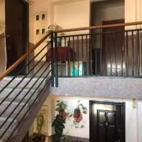 O scară de bloc din Cluj, transformată în toaletă publică