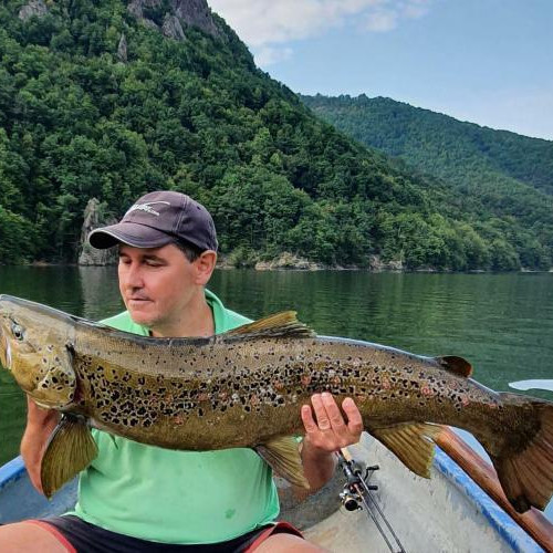 Capturi impresionante de păstrăv pe lacul Țărmita din Cluj