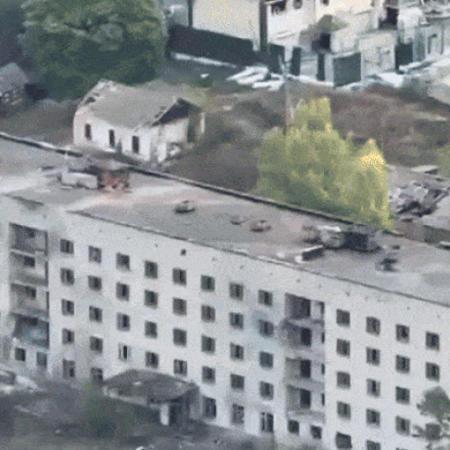 Bombardamentele din regiunea Kursk - soldați ruși surprinși fugind dintr-o clădire distrusă