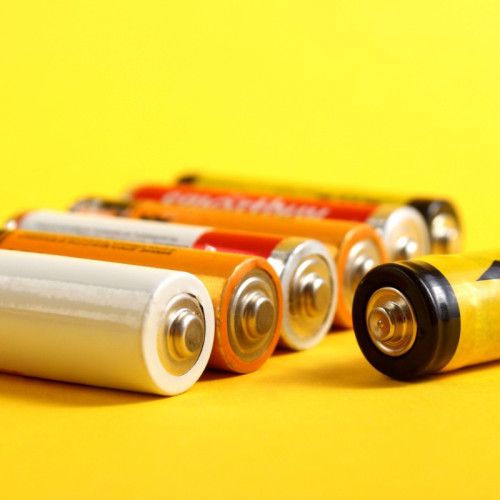 Alegerea între acumulatori și baterii tradiționale: ce trebuie să știi