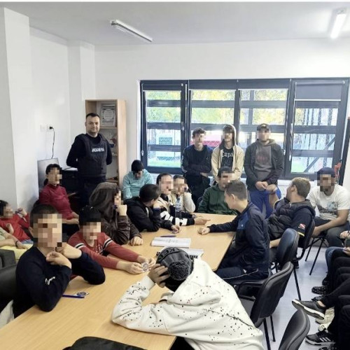 Jandarmii din Dâmbovița informează elevii despre comportamentele antisociale