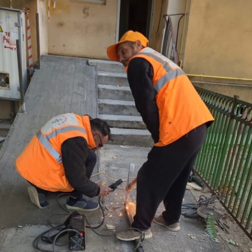 Echipa Infrastructura 5 a realizat rampe pentru persoanele cu dizabilități și familiile cu copii