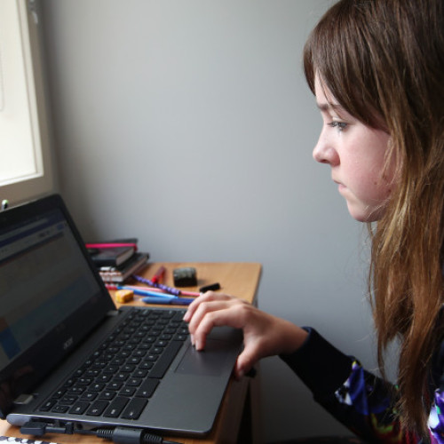 Norvegia crește limita de vârstă minimă pentru accesul pe rețelele sociale