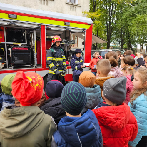Elevii din Botoșani învață despre siguranță alături de pompieri