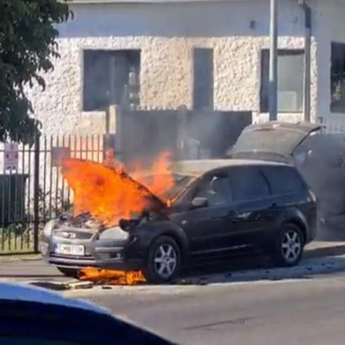 Pompierii intervin pentru stingerea unui incendiu la un autoturism în Cluj-Napoca