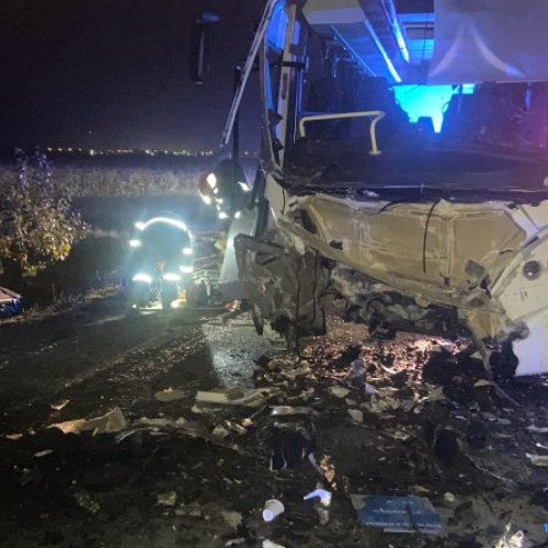 Accident tragic pe DN 66, două persoane decedate și 19 rănite
