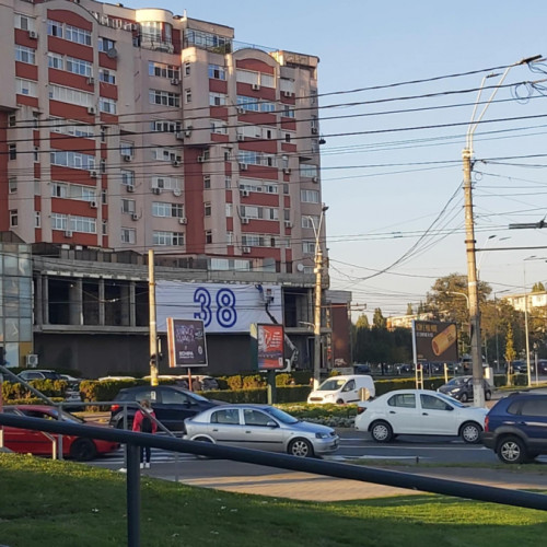 Misteriosul număr "38" apare pe un banner la Inelul de Rocadă