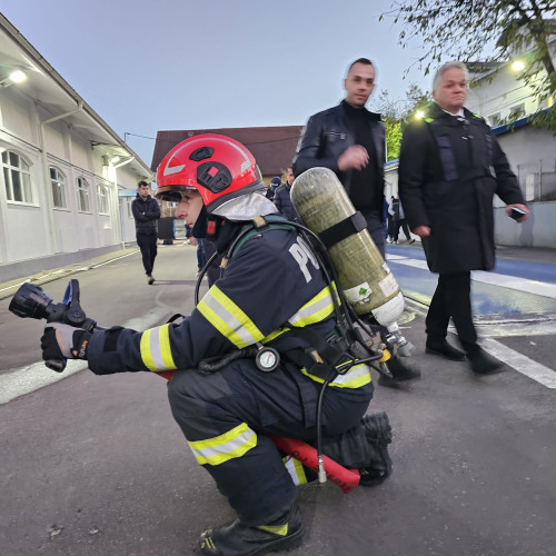 Exercițiu de intervenție simulează explozie și incendiu la o fabrică din Botoșani