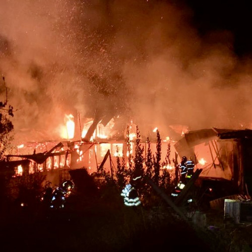 Gospodărie distrusă de un incendiu în comuna Albeștii de Argeș