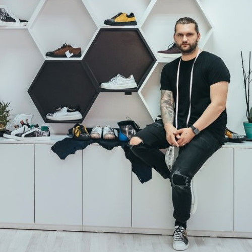 Întreprinzător din Bacău, Codrin Sârbu, transformă visul în realitate prin producția de încălțăminte sport