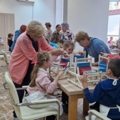 Peste 50 de copii din Baia Mare învață despre țesut și obiceiurile tradiționale
