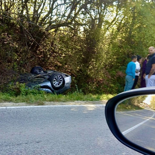 Accident grav în Argeș: Un autoturism s-a răsturnat