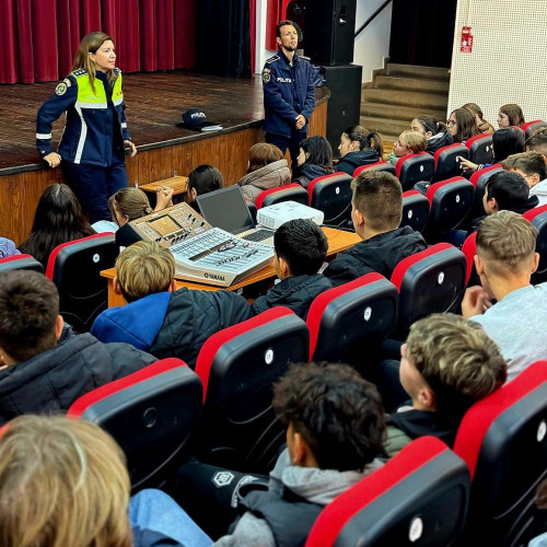 Polițiștii discută despre siguranța pe Internet cu elevii de la Liceul Teoretic Anastasie Basota Pomirla