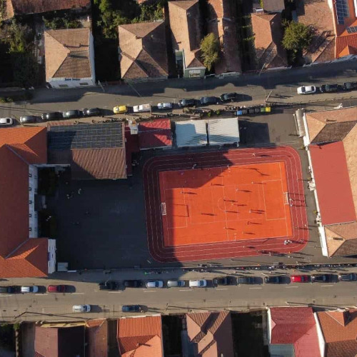 Lucrările de amenajare a curții Școlii Gimnaziale „Avram Iancu” din Alba Iulia au fost finalizate