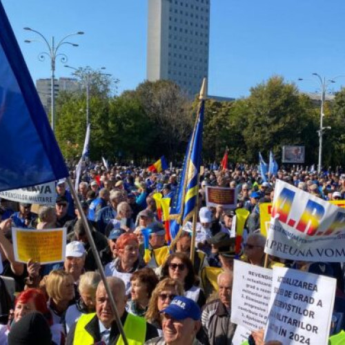 Mii de pensionari protestează în Piața Victoriei pentru drepturile lor