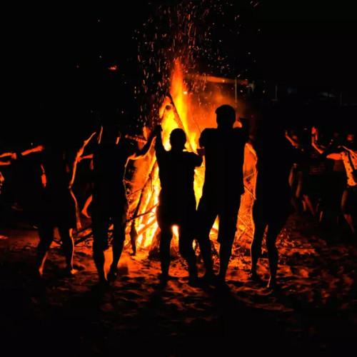 Locuitorii din Fieni sărbătoresc tradiția „Focul lui Sumedru”