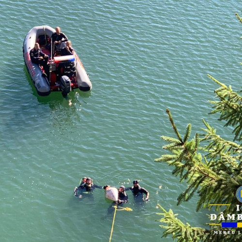 Scafandrii ISU Dâmbovița, antrenament pe lacul Colibița pentru intervenții eficiente