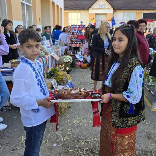 Târgul de Toamnă adună comunitatea din Dragomirești la Școala Decindeni