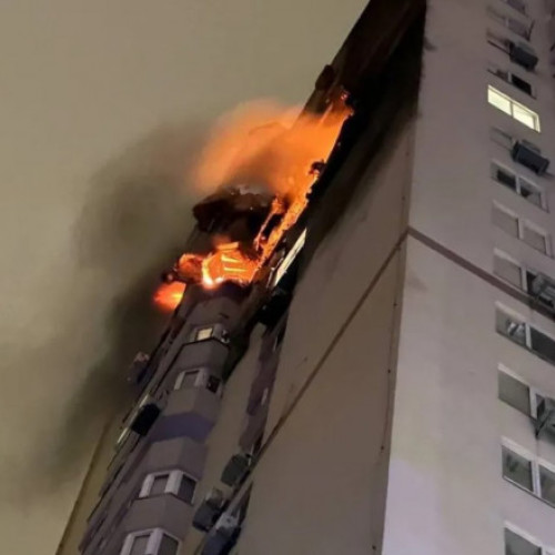 O dronă rusă a lovit un bloc de locuințe din Kiev, provocând un mort și patru răniți