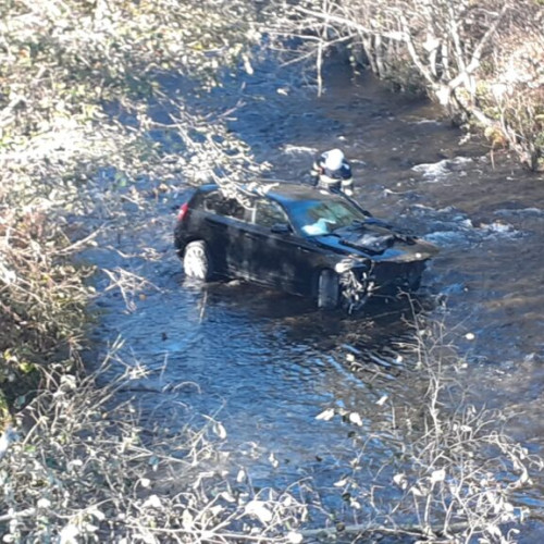 Accident rutier în comuna Leresti: două tinere au ieșit cu mașina în râul Targușor