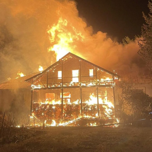 Incendiu devastator în Argeș! Flăcările mistuiesc o casă din comuna Boteni