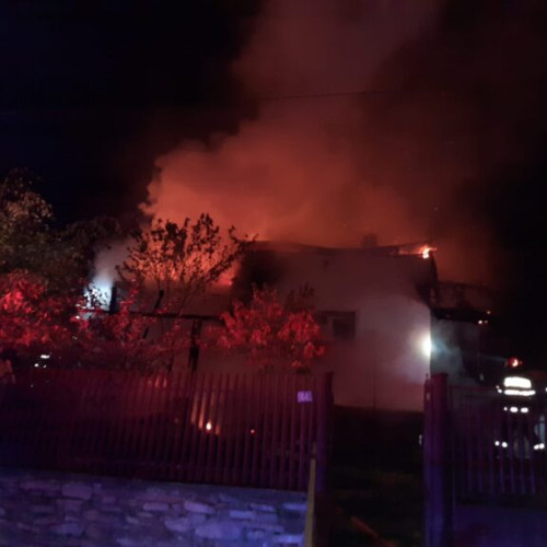 Incendiu la o casă în comuna Boteni, intervenție rapidă a pompierilor