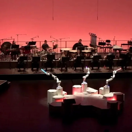 Un robot cu trei brate dirijează pentru prima dată o orchestră la Dresda