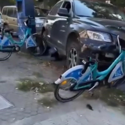 Accident pe strada Aurora din Focșani: Un șofer a avariat bicicletele electrice parcate