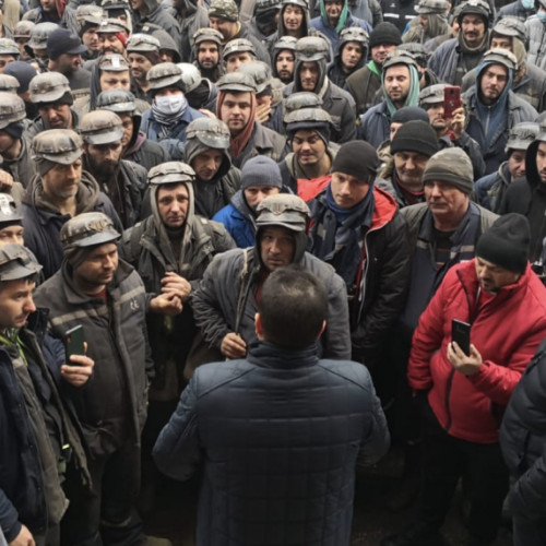 Românii protestează împotriva Legii pensiilor, cerând recunoașterea grupelor de muncă