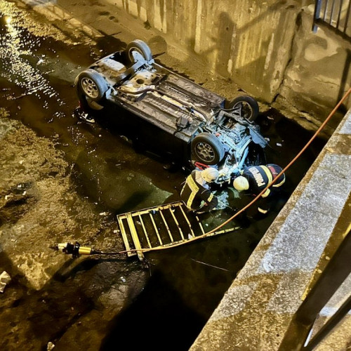 Accident în Argeș: Mașină căzută în pârâu, un tânăr de 18 ani rănit